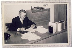 Karl Uhl am Schreibtisch