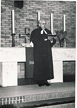 Karl Uhl vor Altar