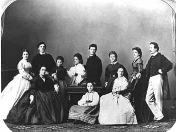 Die Familie Wittgenstein, vor 1913 (v.l.n.r.): Clara, Karl, Josefine, Anna, Marie, Clothilde, Berta, Ludwig (Louis), Lydia, Milly, Paul